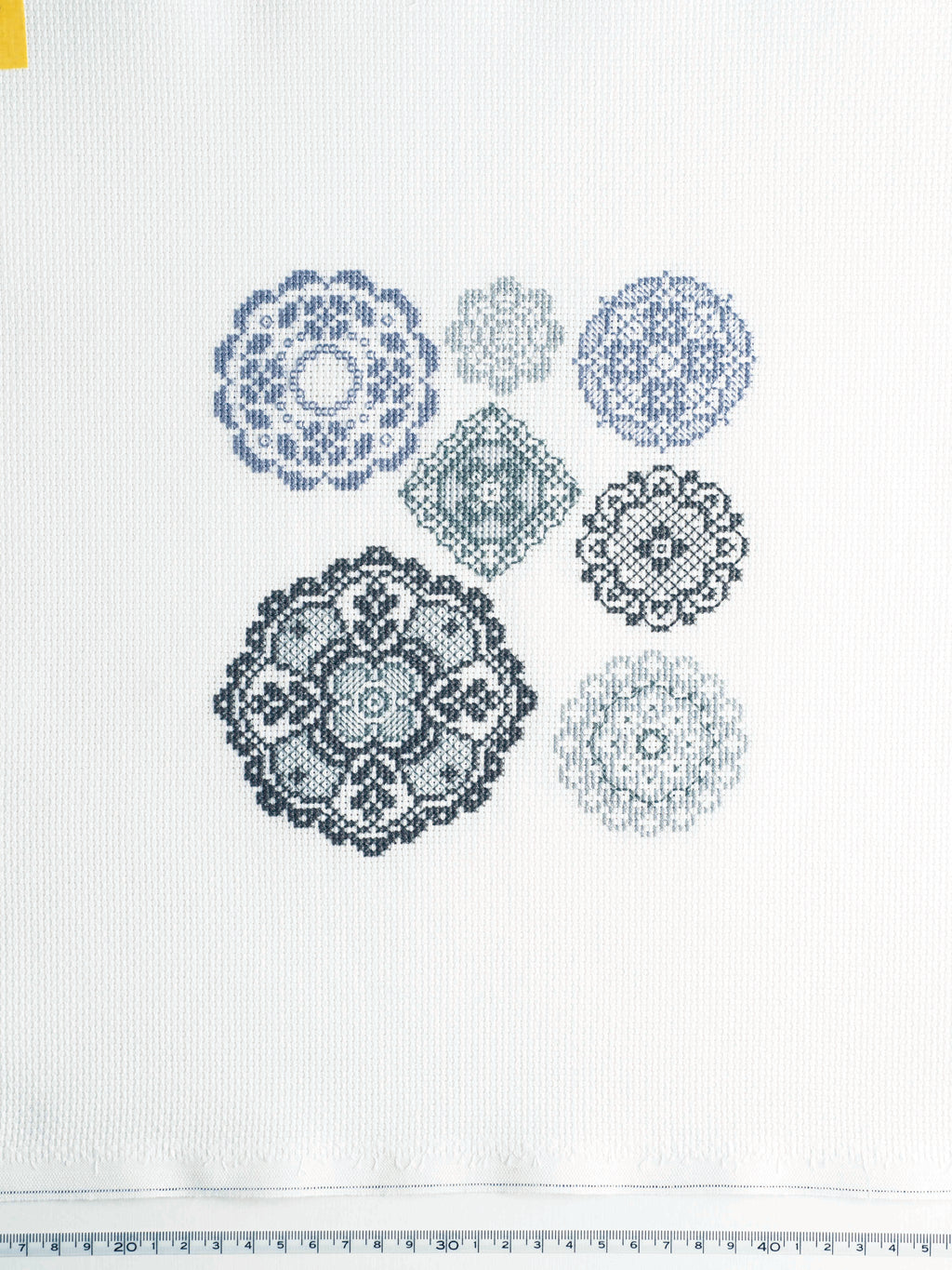 Élégants motifs de dentelle au point de croix