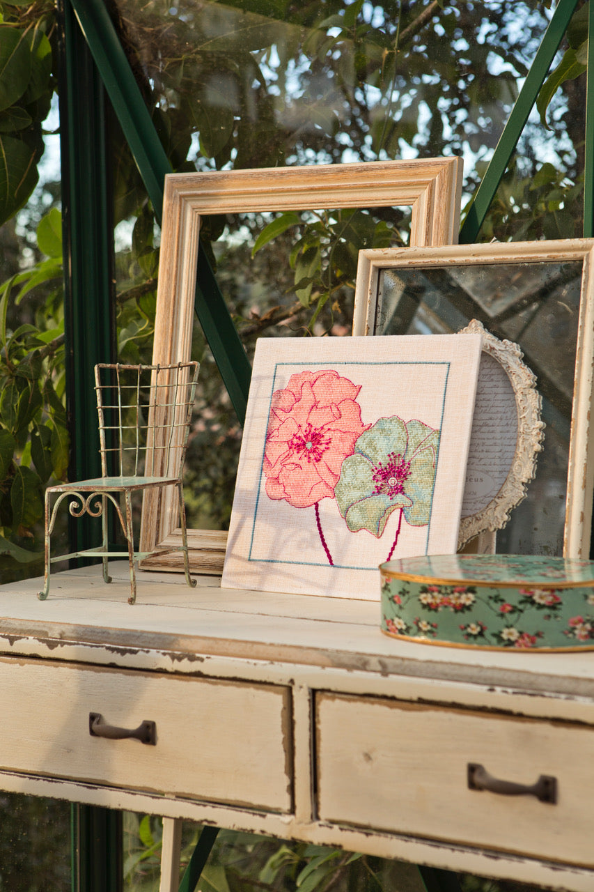 Fleurs brodées au point de croix