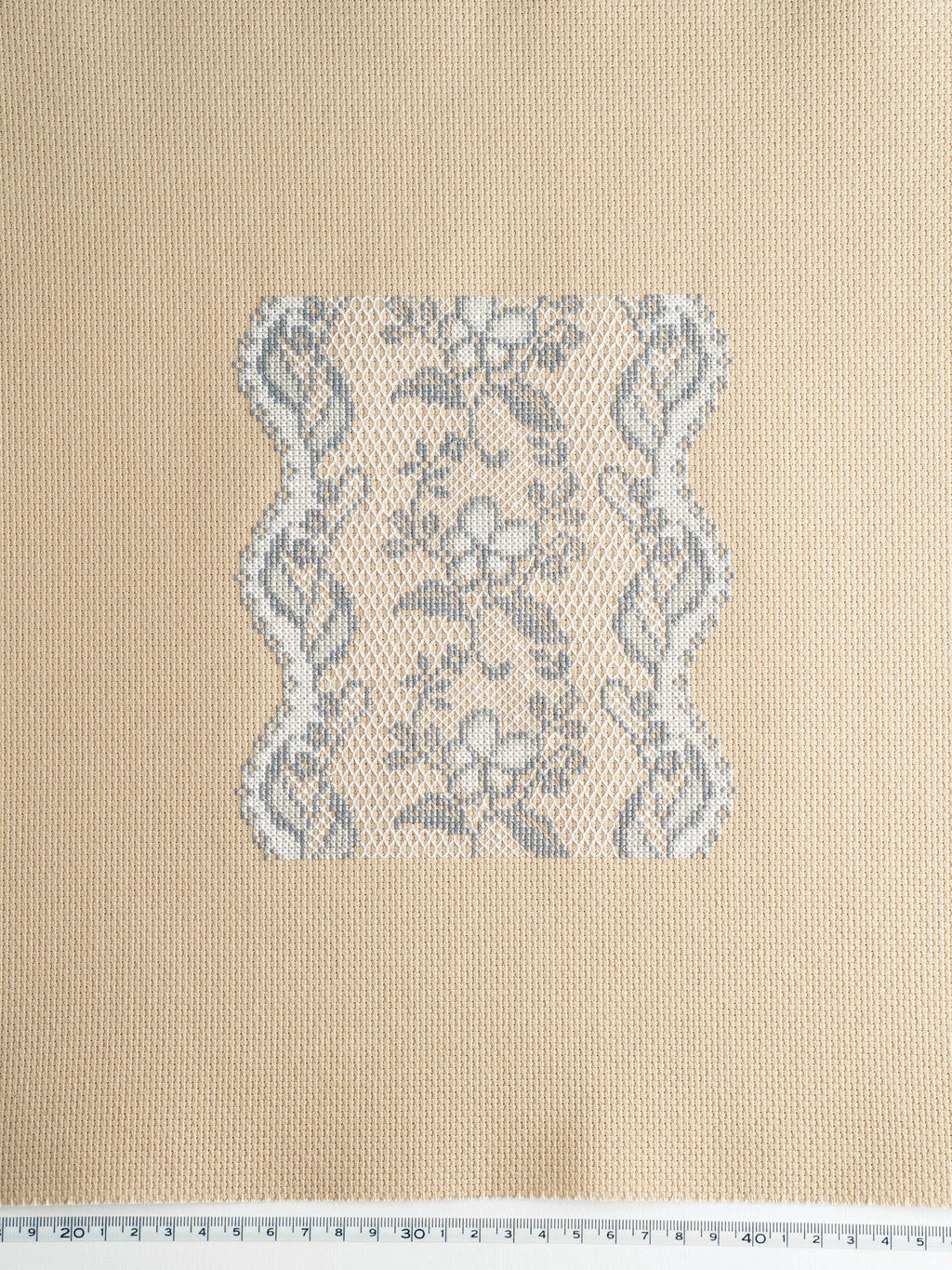 Élégants motifs de dentelle au point de croix