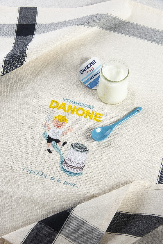 Mook broderie : 15 torchons vintage inspirés des grandes affiches publicitaires françaises. Vache qui Rit, bébé Cadum, petite Alsacienne au point de croix.