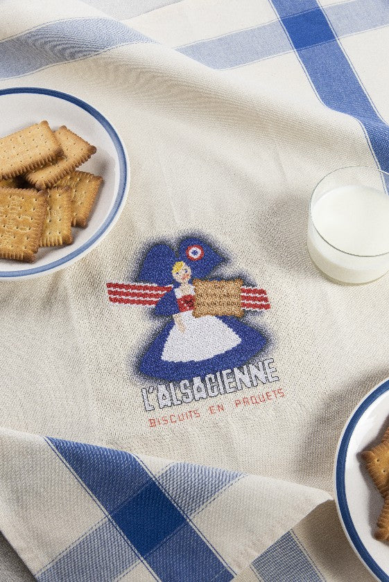 Mook broderie : 15 torchons vintage inspirés des grandes affiches publicitaires françaises. Vache qui Rit, bébé Cadum, petite Alsacienne au point de croix.