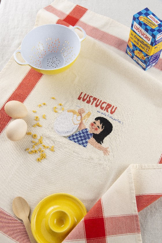 Mook broderie : 15 torchons vintage inspirés des grandes affiches publicitaires françaises. Vache qui Rit, bébé Cadum, petite Alsacienne au point de croix.