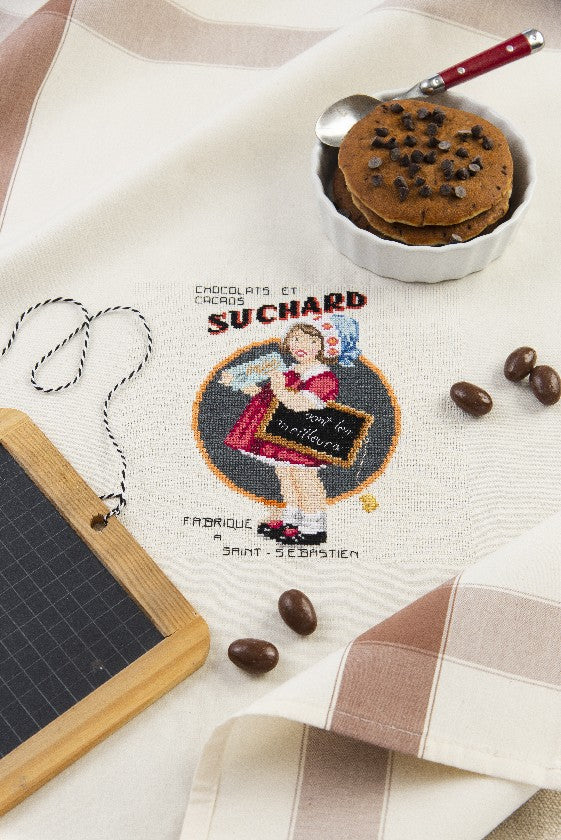 Mook broderie : 15 torchons vintage inspirés des grandes affiches publicitaires françaises. Vache qui Rit, bébé Cadum, petite Alsacienne au point de croix.