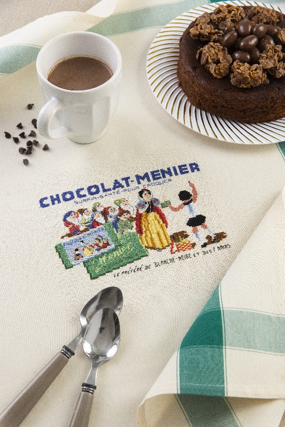 Mook broderie : 15 torchons vintage inspirés des grandes affiches publicitaires françaises. Vache qui Rit, bébé Cadum, petite Alsacienne au point de croix.