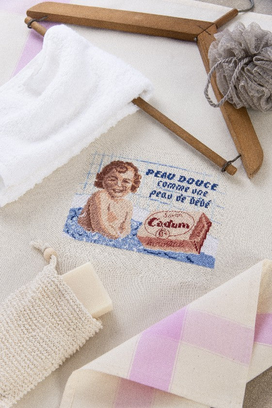 Mook broderie : 15 torchons vintage inspirés des grandes affiches publicitaires françaises. Vache qui Rit, bébé Cadum, petite Alsacienne au point de croix.