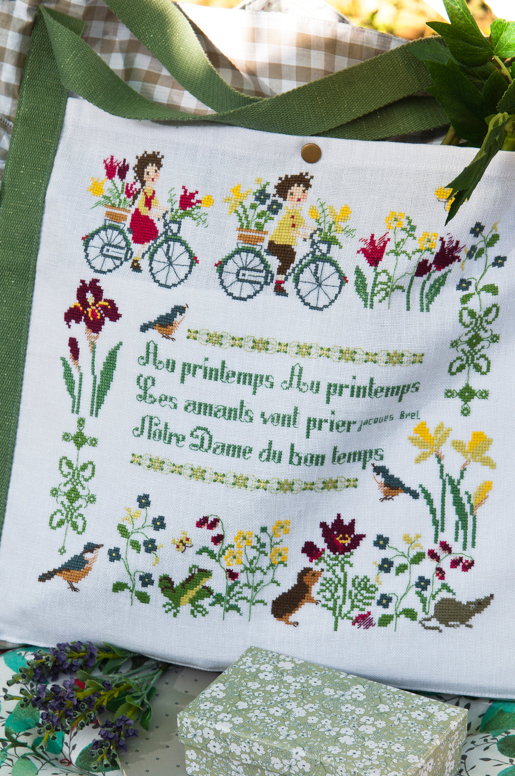 Mook point de croix : les 4 saisons illustrées par Perrette Samoïloff — saynètes nostalgiques et personnages pleins de charme à broder tout au long de l’année.