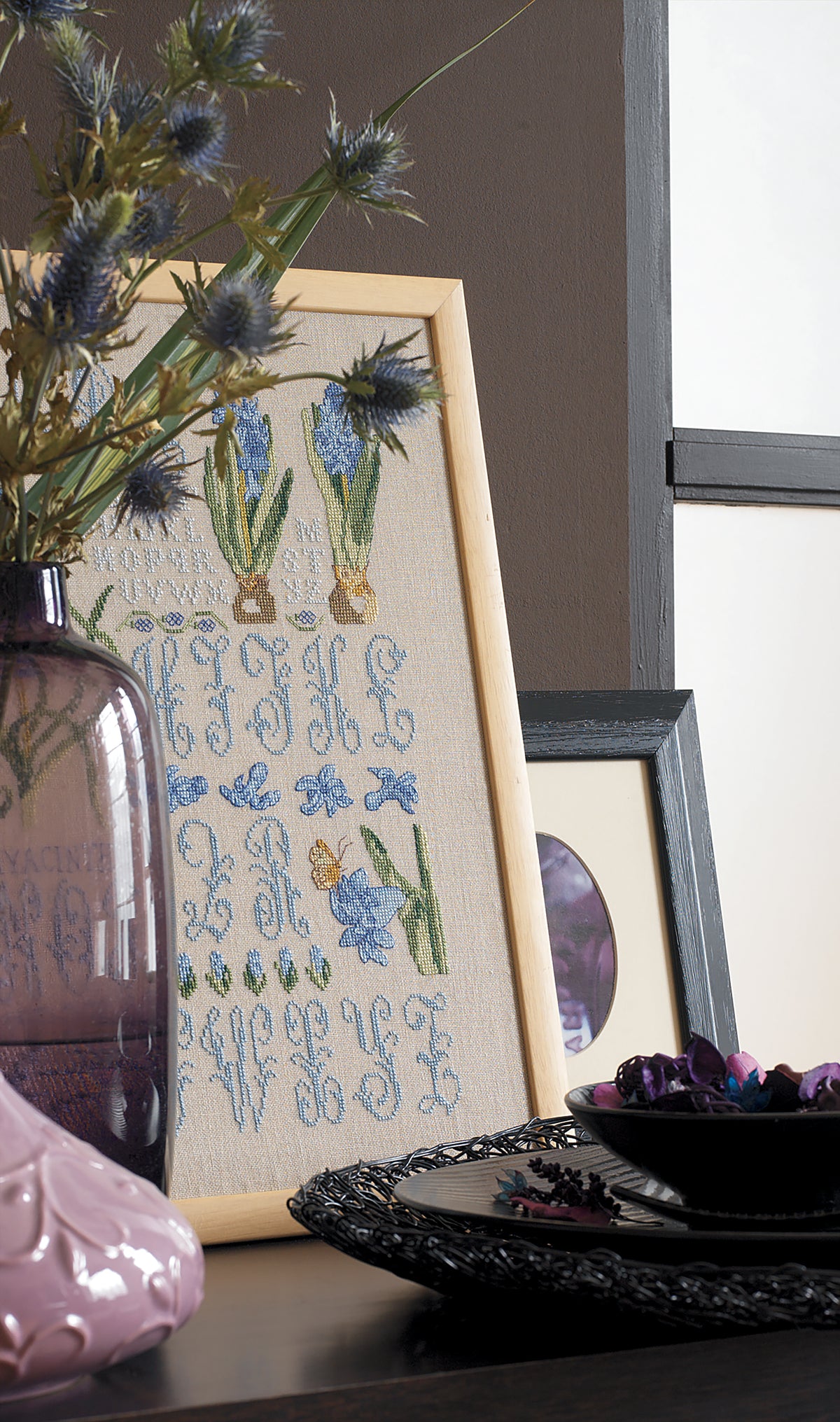 Découvrez Abécédaires Fleuris, un magazine de broderie point de croix avec des grilles aux motifs naturels et alphabets anciens. Personnalisez vos accessoires. 