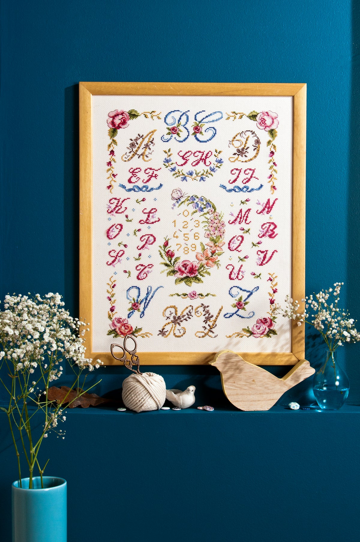 Découvrez Abécédaires Fleuris, un magazine de broderie point de croix avec des grilles aux motifs naturels et alphabets anciens. Personnalisez vos accessoires. 