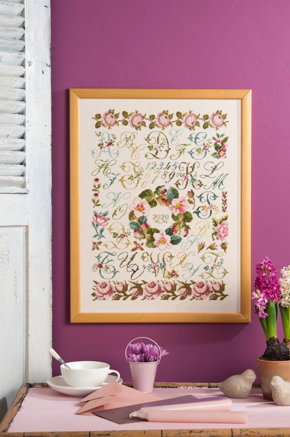 Découvrez Abécédaires Fleuris, un magazine de broderie point de croix avec des grilles aux motifs naturels et alphabets anciens. Personnalisez vos accessoires. 