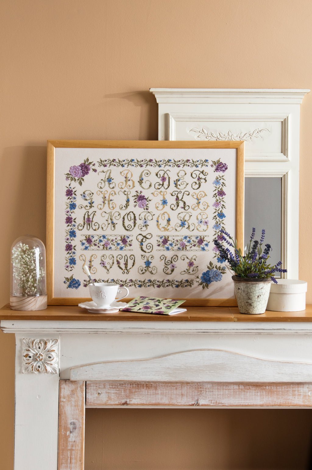 Découvrez Abécédaires Fleuris, un magazine de broderie point de croix avec des grilles aux motifs naturels et alphabets anciens. Personnalisez vos accessoires. 