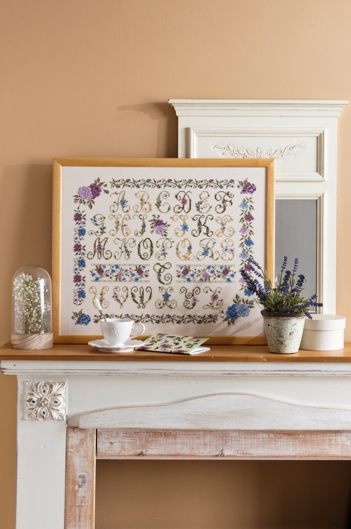 Découvrez Abécédaires Fleuris, un magazine de broderie point de croix avec des grilles aux motifs naturels et alphabets anciens. Personnalisez vos accessoires. 