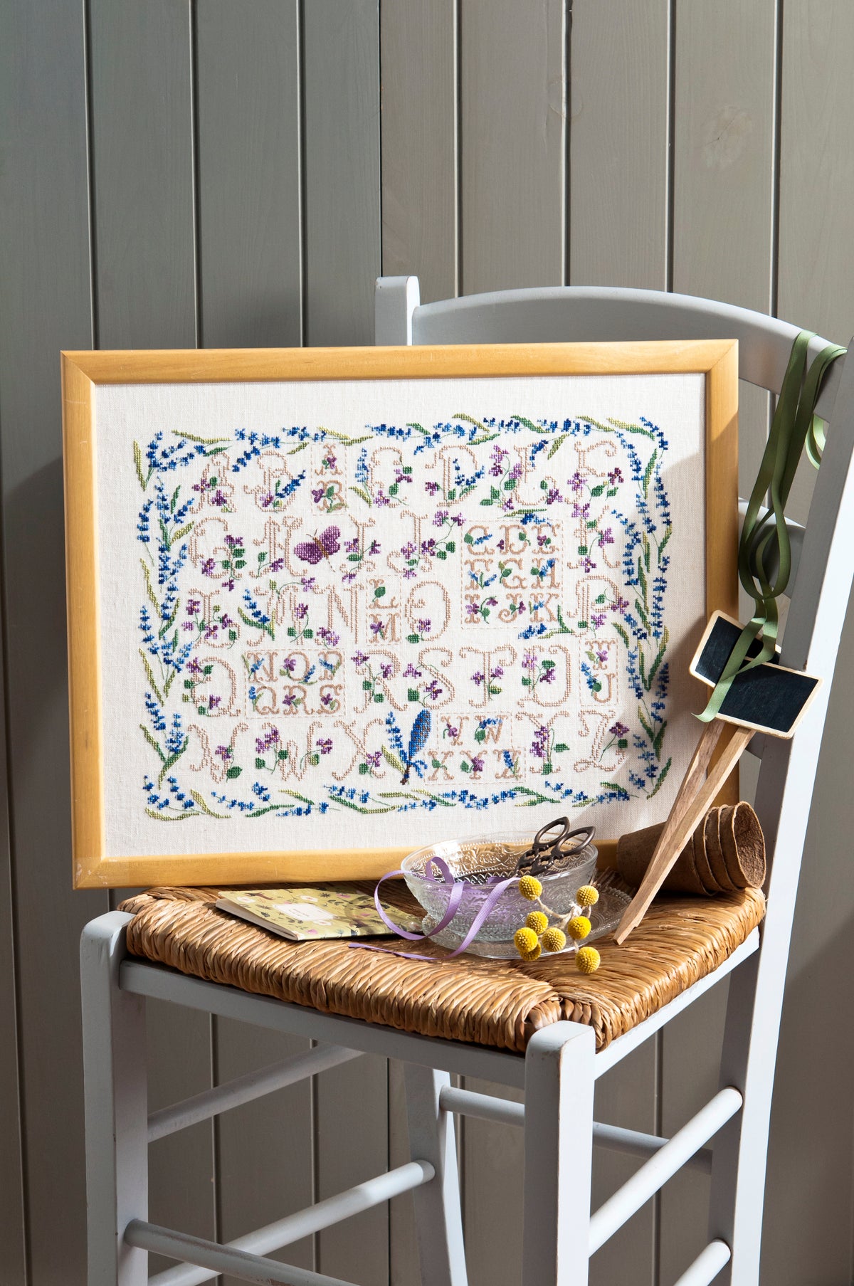Découvrez Abécédaires Fleuris, un magazine de broderie point de croix avec des grilles aux motifs naturels et alphabets anciens. Personnalisez vos accessoires. 