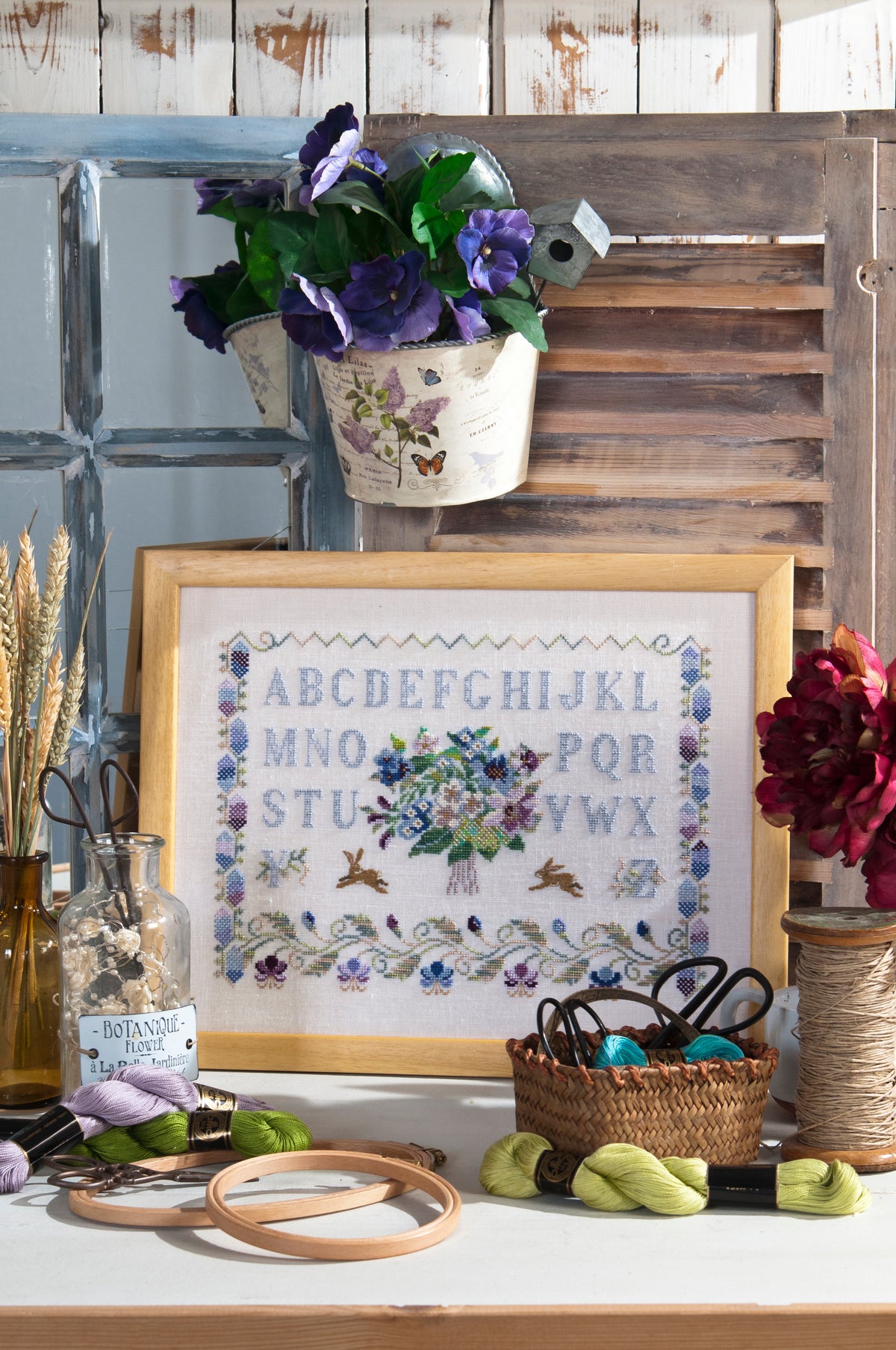Découvrez Abécédaires Fleuris, un magazine de broderie point de croix avec des grilles aux motifs naturels et alphabets anciens. Personnalisez vos accessoires. 
