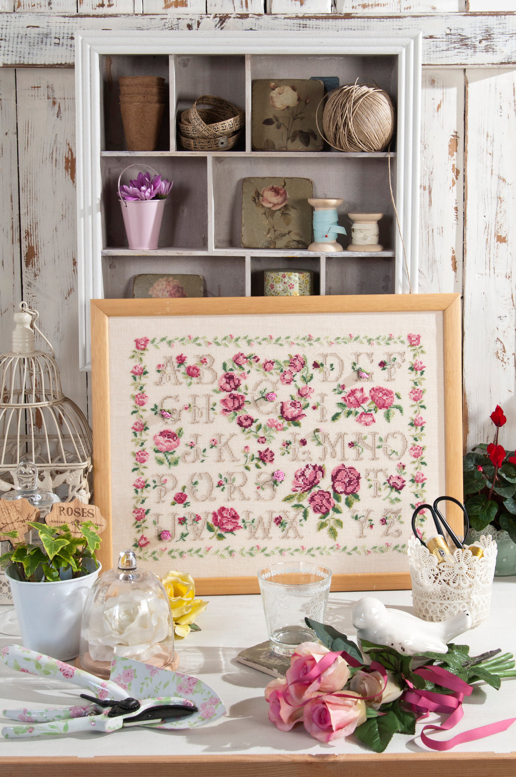 Découvrez Abécédaires Fleuris, un magazine de broderie point de croix avec des grilles aux motifs naturels et alphabets anciens. Personnalisez vos accessoires. 