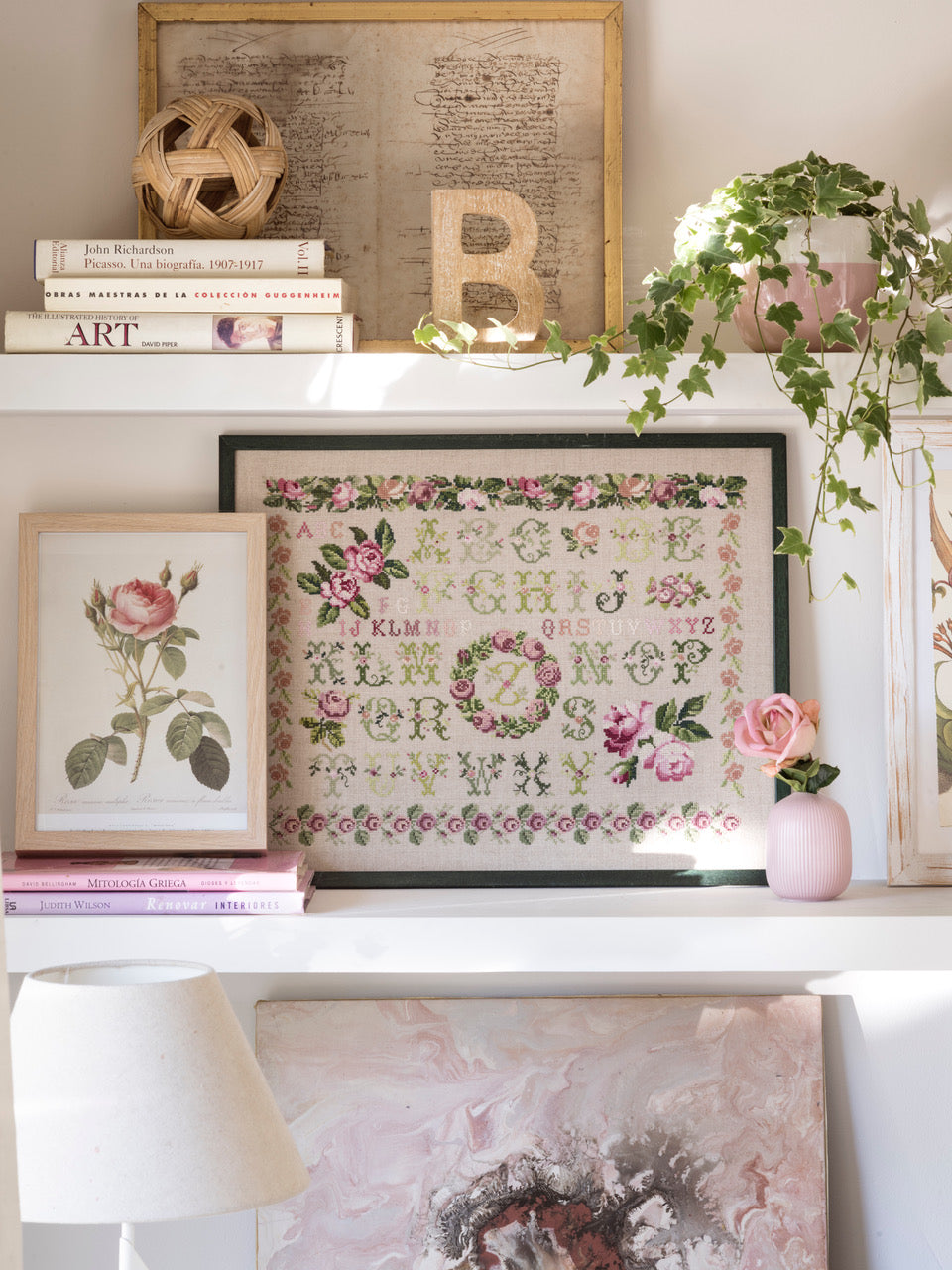 Découvrez Abécédaires Fleuris, un magazine de broderie point de croix avec des grilles aux motifs naturels et alphabets anciens. Personnalisez vos accessoires. 
