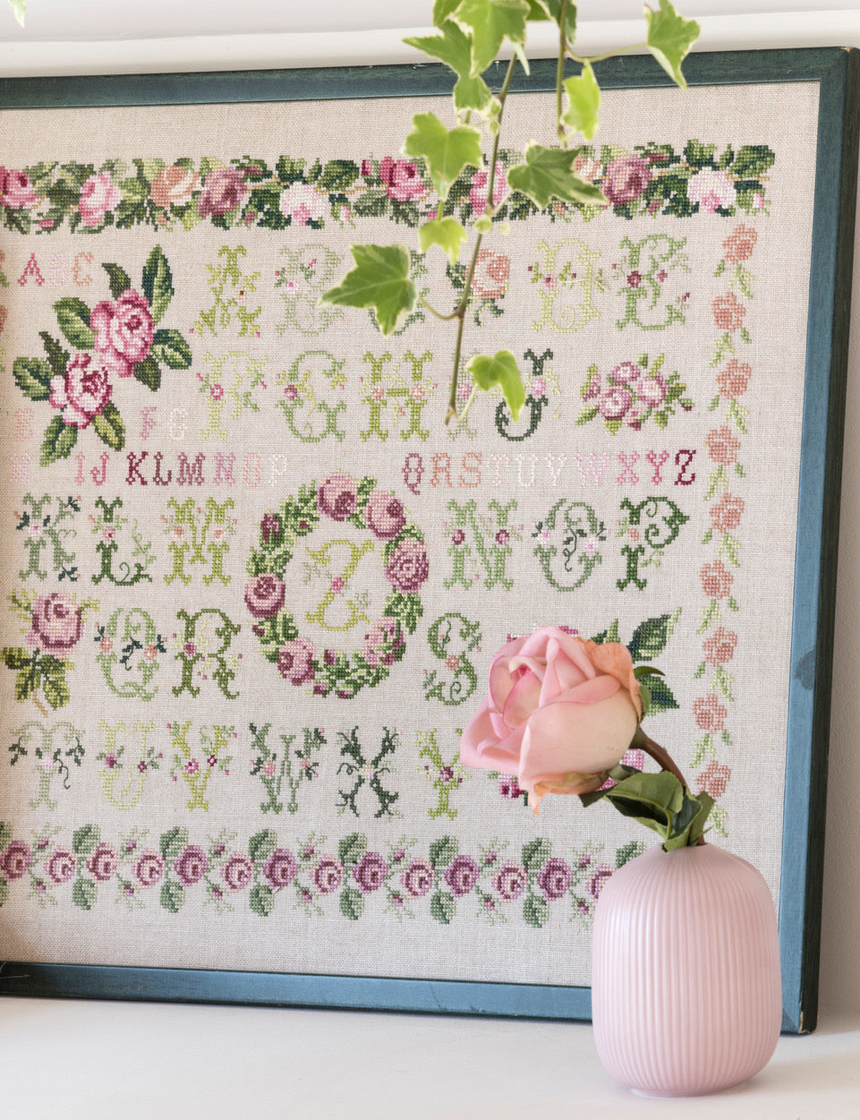 Découvrez Abécédaires Fleuris, un magazine de broderie point de croix avec des grilles aux motifs naturels et alphabets anciens. Personnalisez vos accessoires. 
