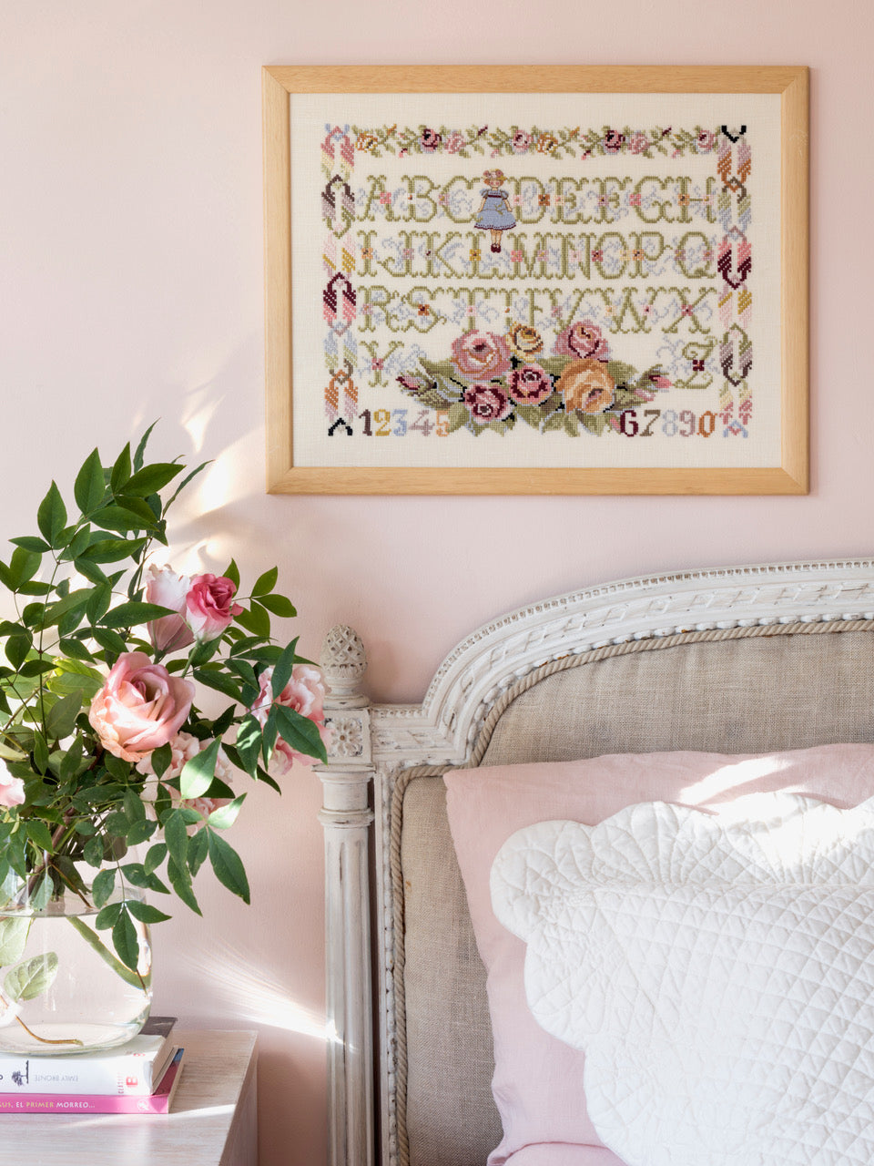 Découvrez Abécédaires Fleuris, un magazine de broderie point de croix avec des grilles aux motifs naturels et alphabets anciens. Personnalisez vos accessoires. 