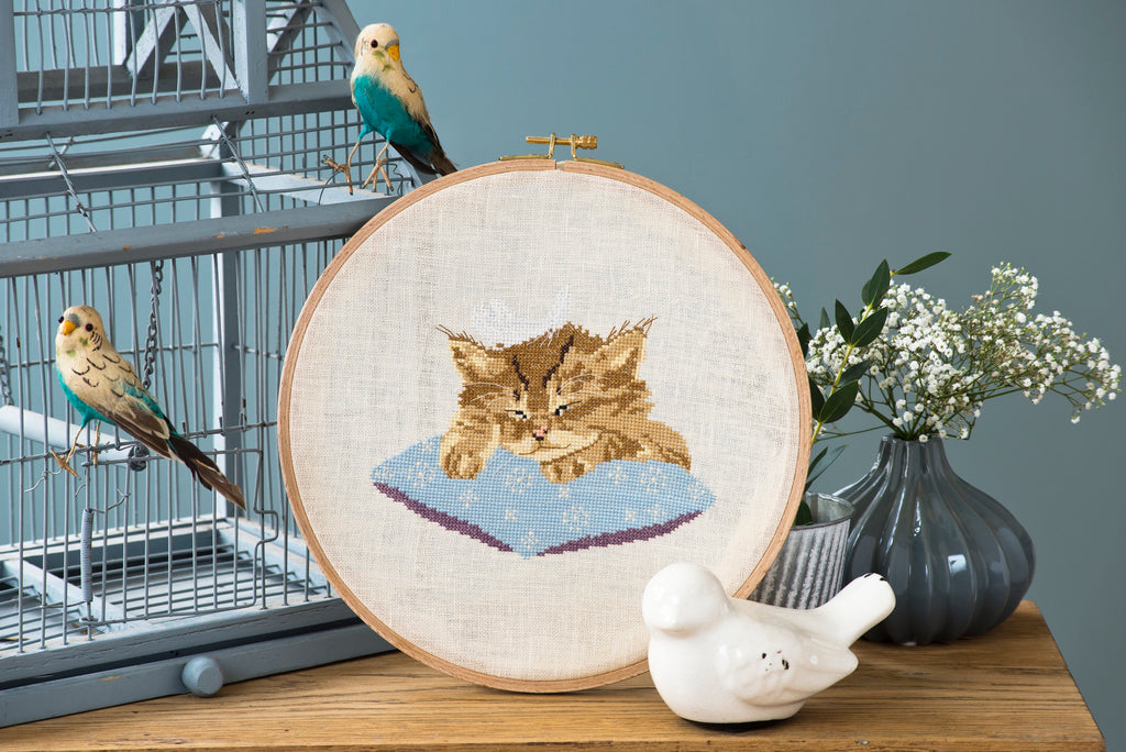 Découvrez l'agenda-calendrier 2017 « Le Monde des Chats » de Création Point de Croix par Hélène Le Berre. 12 grilles inédites sur le thème des chats au point de croix, pour passionnées et débutantes.