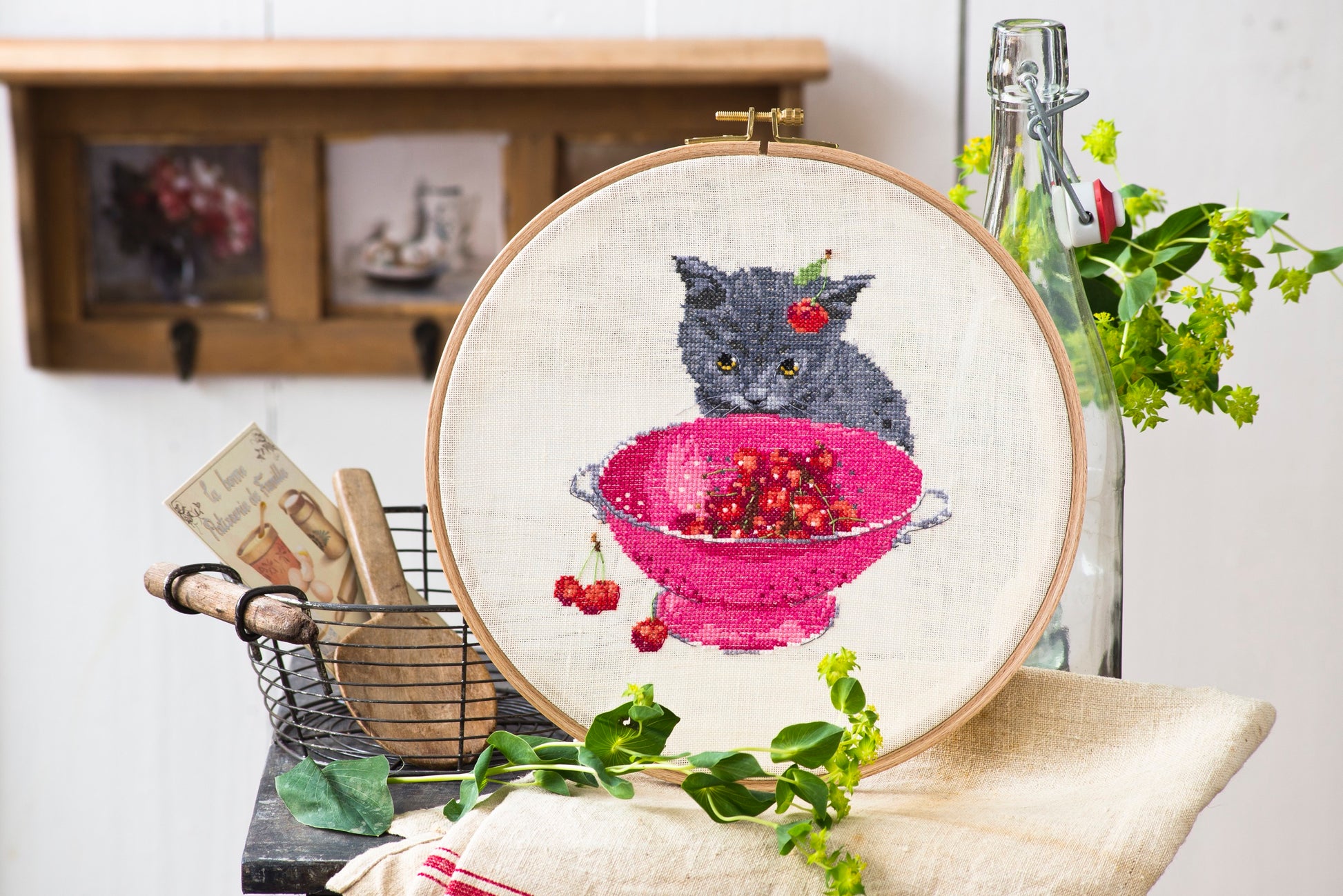 Découvrez l'agenda-calendrier 2017 « Le Monde des Chats » de Création Point de Croix par Hélène Le Berre. 12 grilles inédites sur le thème des chats au point de croix, pour passionnées et débutantes.