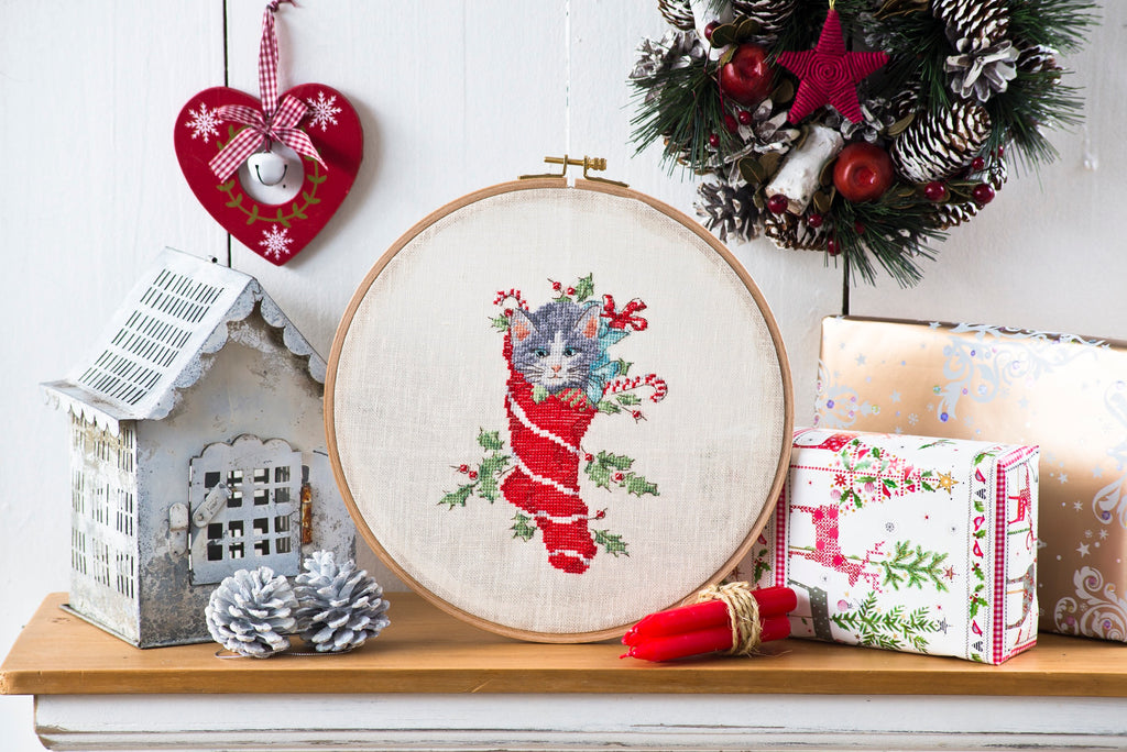 Découvrez l'agenda-calendrier 2017 « Le Monde des Chats » de Création Point de Croix par Hélène Le Berre. 12 grilles inédites sur le thème des chats au point de croix, pour passionnées et débutantes.