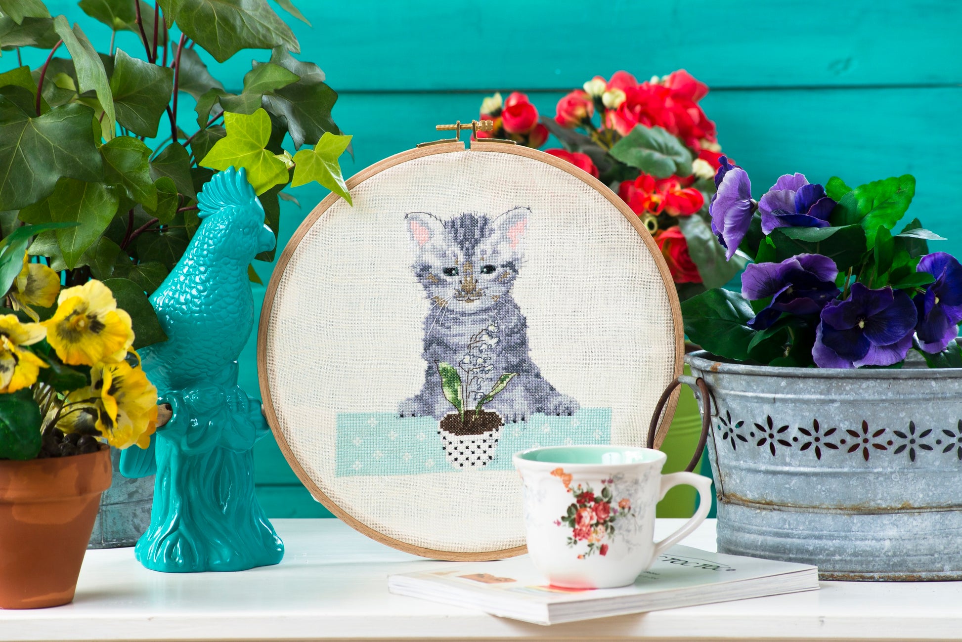 Découvrez l'agenda-calendrier 2017 « Le Monde des Chats » de Création Point de Croix par Hélène Le Berre. 12 grilles inédites sur le thème des chats au point de croix, pour passionnées et débutantes.