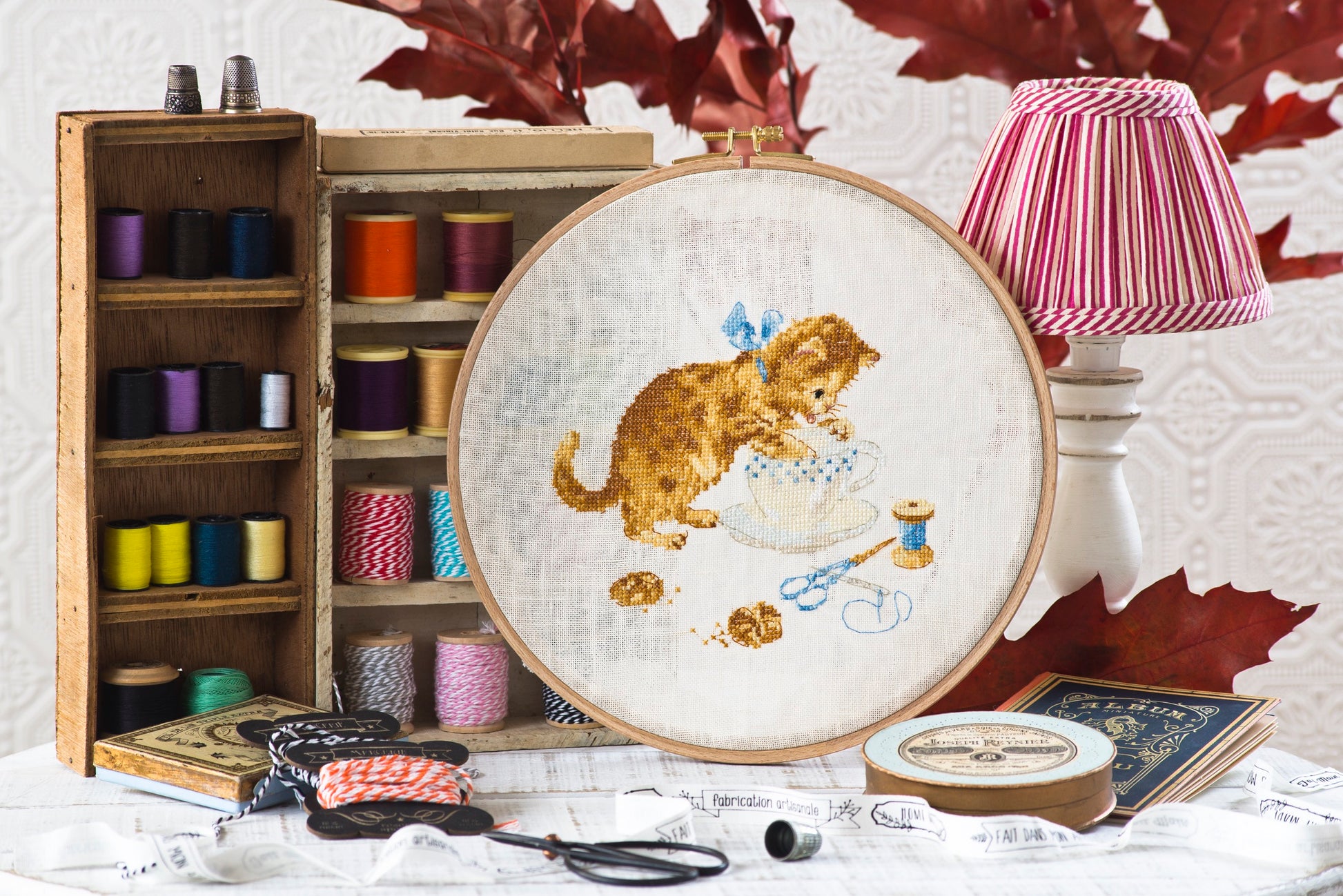 Découvrez l'agenda-calendrier 2017 « Le Monde des Chats » de Création Point de Croix par Hélène Le Berre. 12 grilles inédites sur le thème des chats au point de croix, pour passionnées et débutantes.
