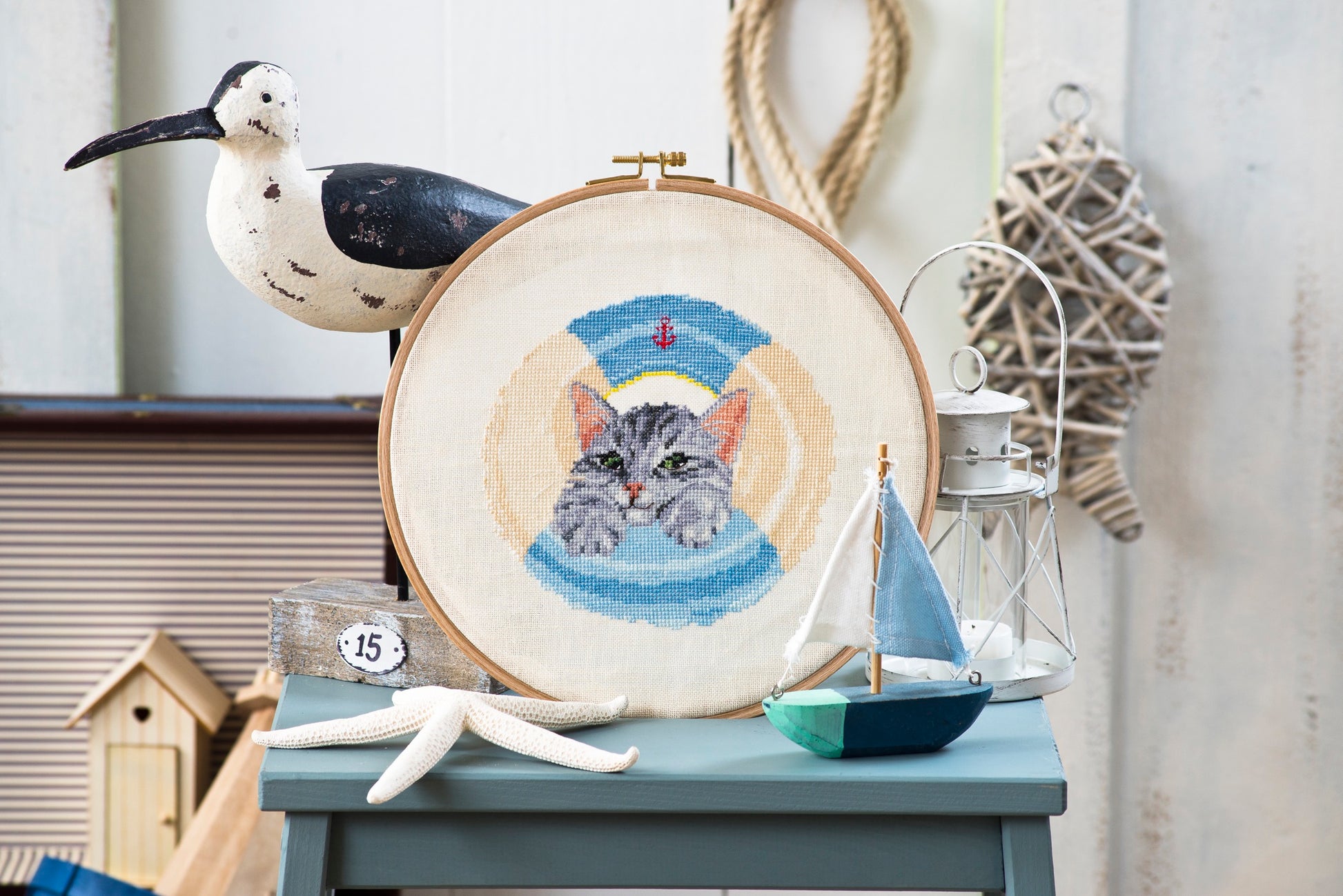 Découvrez l'agenda-calendrier 2017 « Le Monde des Chats » de Création Point de Croix par Hélène Le Berre. 12 grilles inédites sur le thème des chats au point de croix, pour passionnées et débutantes.