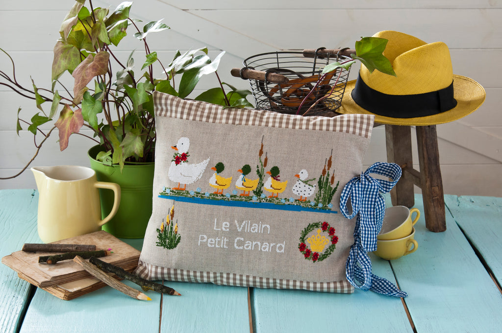 Découvrez l'agenda-calendrier 2018 « Fables, Contes et Comptines » de Création Point de Croix par Lili Violette. Grilles inédites inspirées des contes de l'enfance au point de croix, pour passionnées et débutantes.