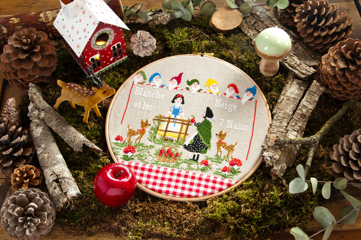 Découvrez l'agenda-calendrier 2018 « Fables, Contes et Comptines » de Création Point de Croix par Lili Violette. Grilles inédites inspirées des contes de l'enfance au point de croix, pour passionnées et débutantes.