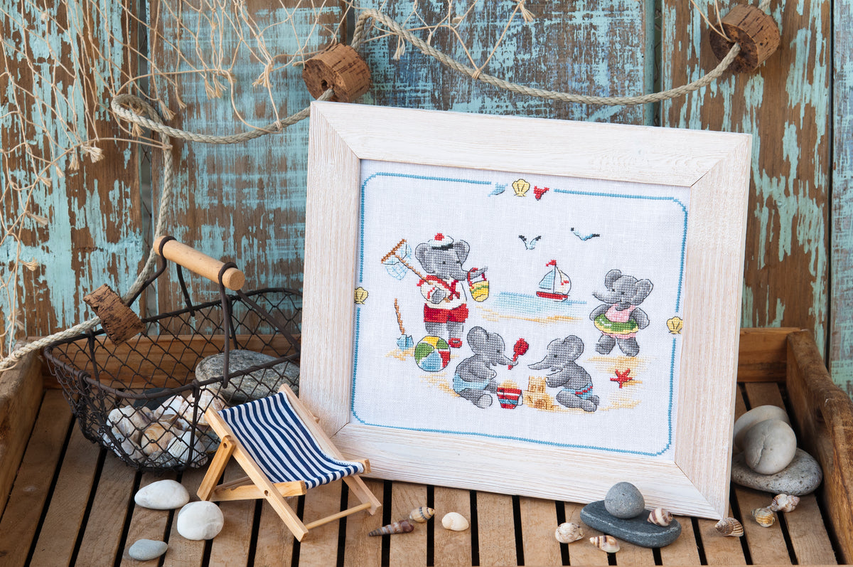 Découvrez l'agenda-calendrier 2021 « Le Roi des Éléphants » de Création Point de Croix par Véronique Enginger. 12 scénettes adorables au point de croix, pour passionnées et débutantes.