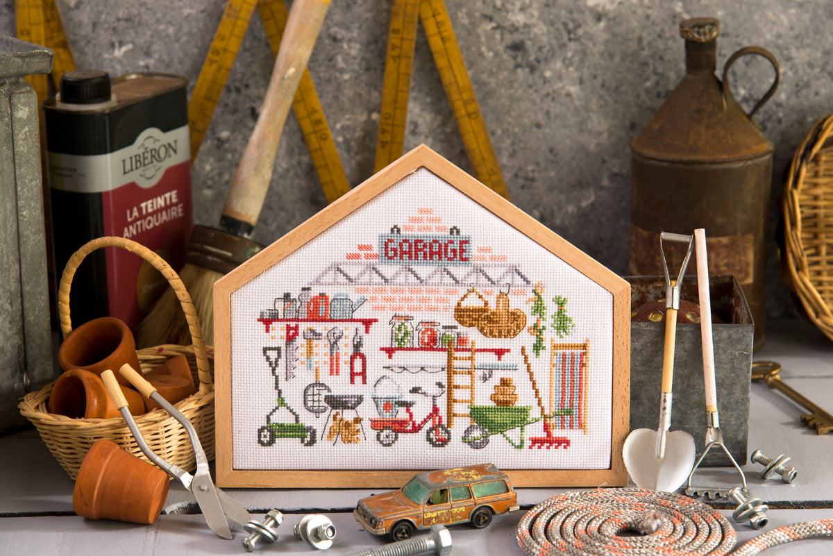 Découvrez l'agenda-calendrier 2025 « La Maison au Point de Croix » de Création Point de Croix par Véronique Enginger. 12 motifs exclusifs inspirés de l'art de vivre, pour passionnées et débutantes.