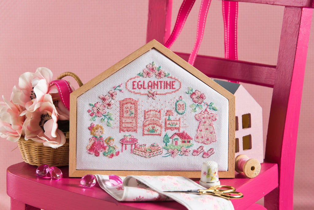 Découvrez l'agenda-calendrier 2025 « La Maison au Point de Croix » de Création Point de Croix par Véronique Enginger. 12 motifs exclusifs inspirés de l'art de vivre, pour passionnées et débutantes.