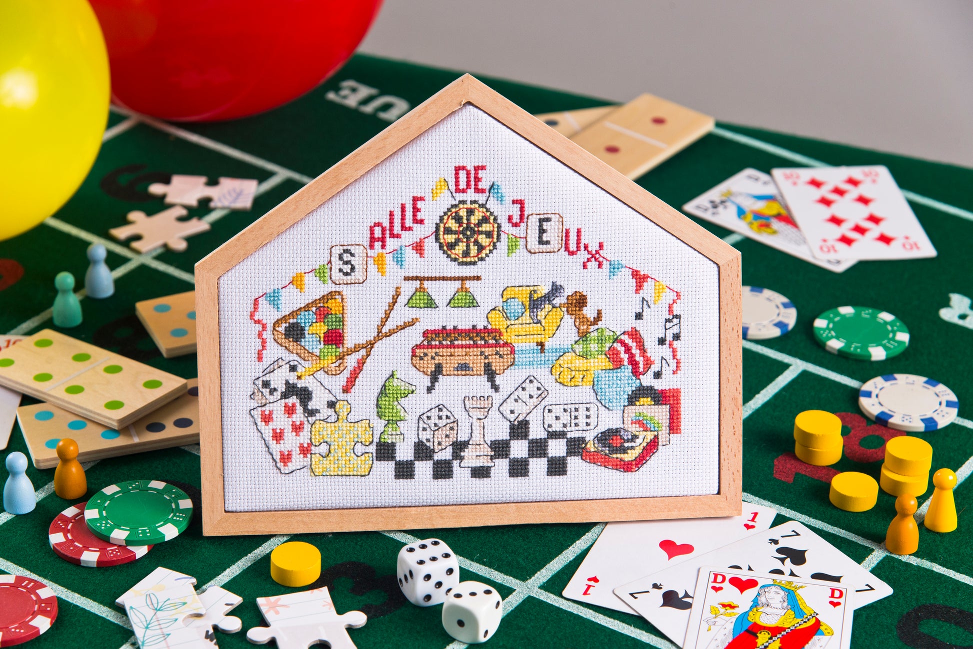 Découvrez l'agenda-calendrier 2025 « La Maison au Point de Croix » de Création Point de Croix par Véronique Enginger. 12 motifs exclusifs inspirés de l'art de vivre, pour passionnées et débutantes.
