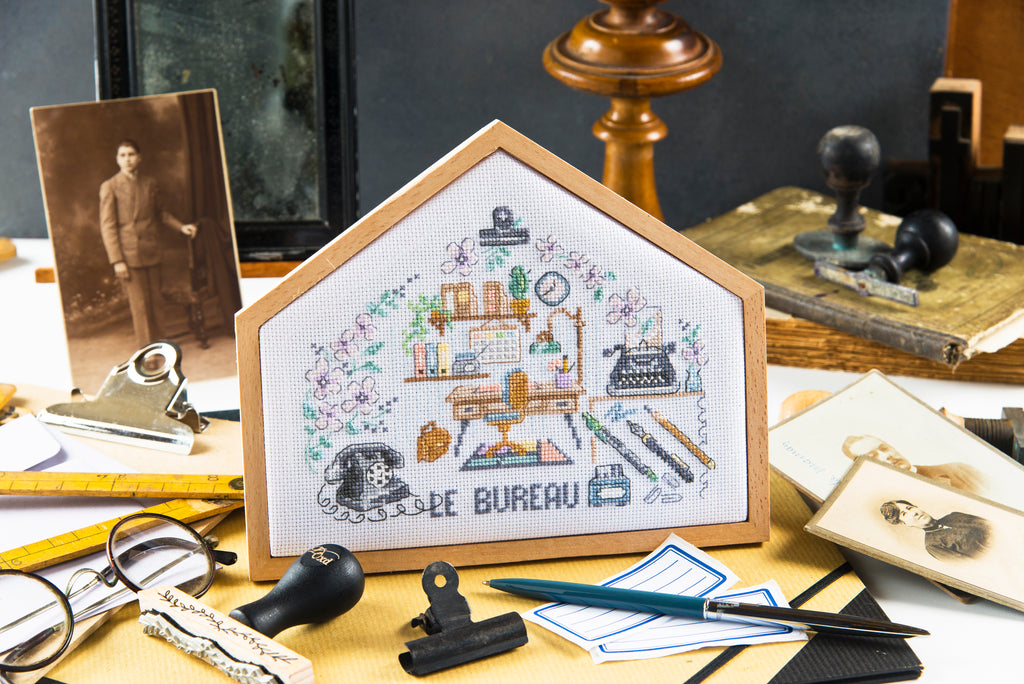 Découvrez l'agenda-calendrier 2025 « La Maison au Point de Croix » de Création Point de Croix par Véronique Enginger. 12 motifs exclusifs inspirés de l'art de vivre, pour passionnées et débutantes.
