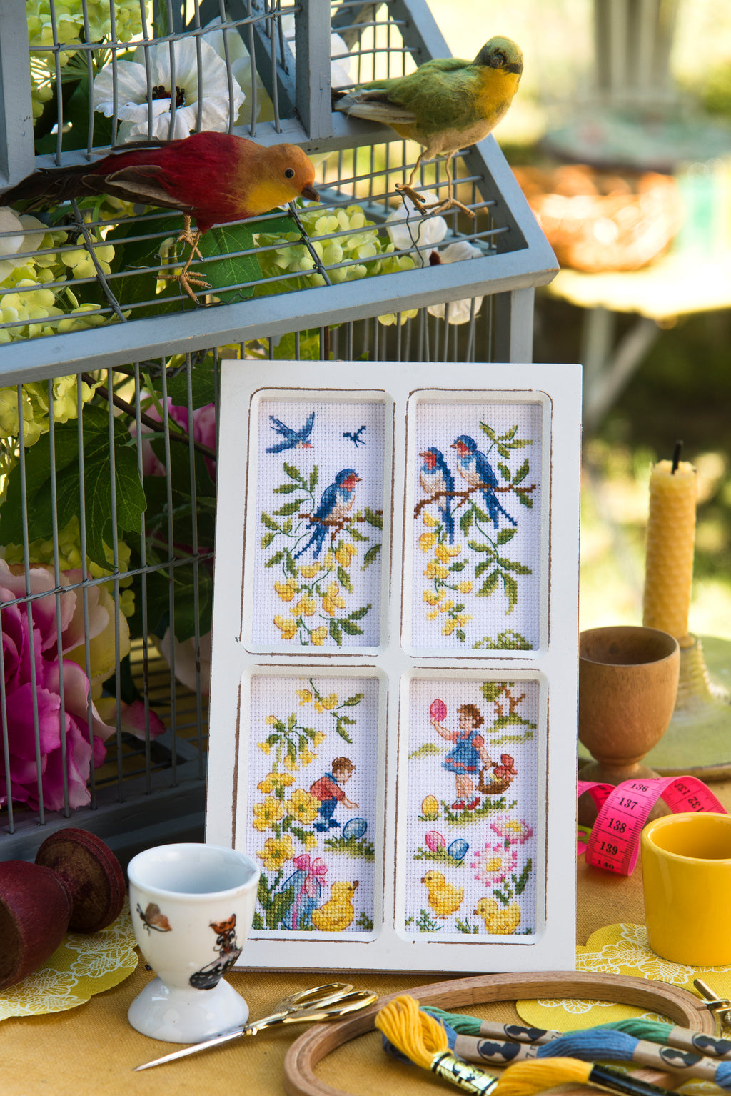 Calendrier 2026 de broderie point de croix par Véronique Enginger. 12 motifs exclusifs inspirés des saisons, pour passionnés et débutants. Broderies présentées dans un cadre décoratif en bois.