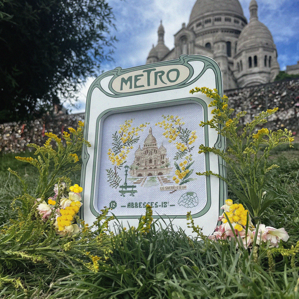 Découvrez l’agenda calendrier 2027 « Paris, au fil des saisons » : 12 créations au point de croix de Véronique Enginger, des anecdotes et des citations.