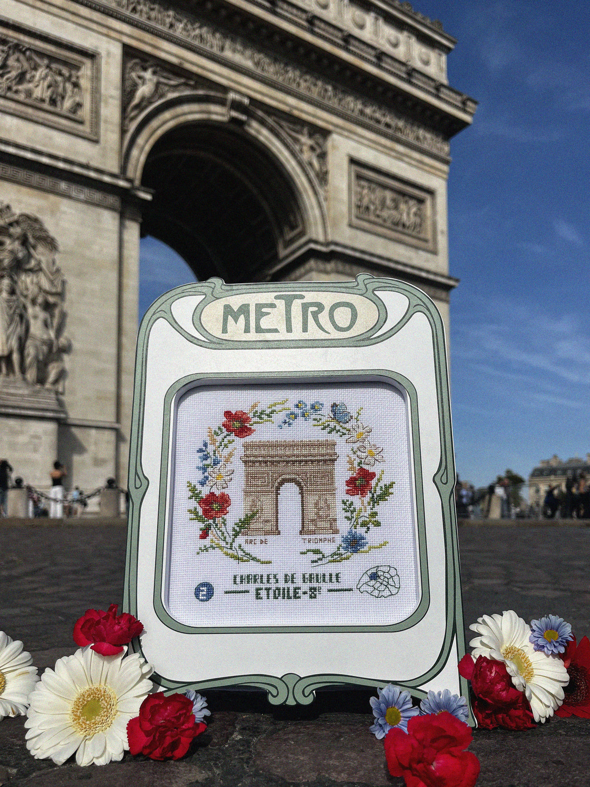 Découvrez l’agenda calendrier 2027 « Paris, au fil des saisons » : 12 créations au point de croix de Véronique Enginger, des anecdotes et des citations.