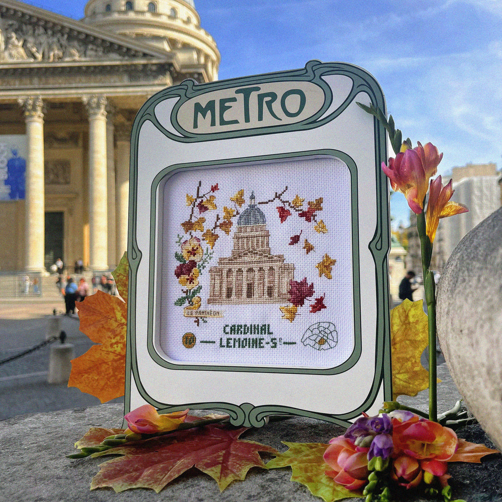 Découvrez l’agenda calendrier 2027 « Paris, au fil des saisons » : 12 créations au point de croix de Véronique Enginger, des anecdotes et des citations.