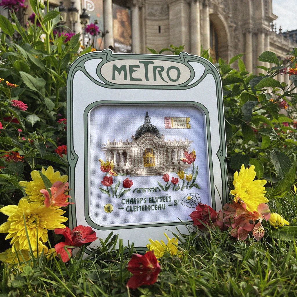 Découvrez l’agenda calendrier 2027 « Paris, au fil des saisons » : 12 créations au point de croix de Véronique Enginger, des anecdotes et des citations.