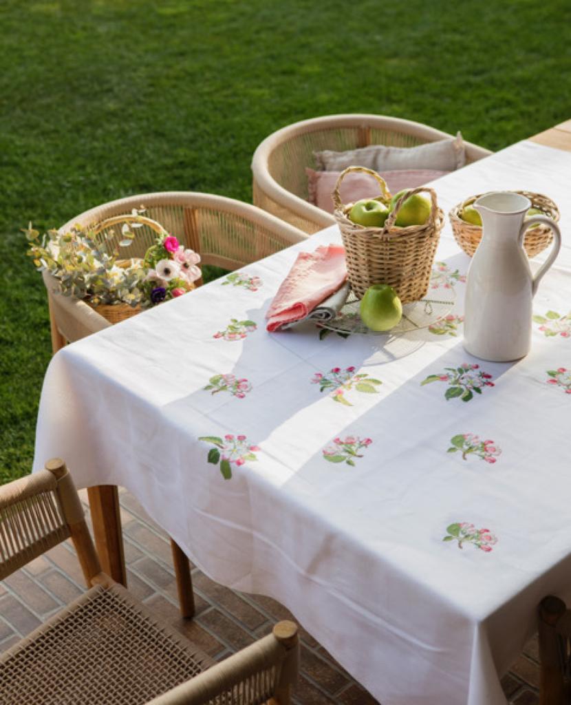 Mook broderie : plus de 15 projets floraux exclusifs au point de croix. Coussins, nappes, cartes et accessoires inspirés du langage des fleurs.