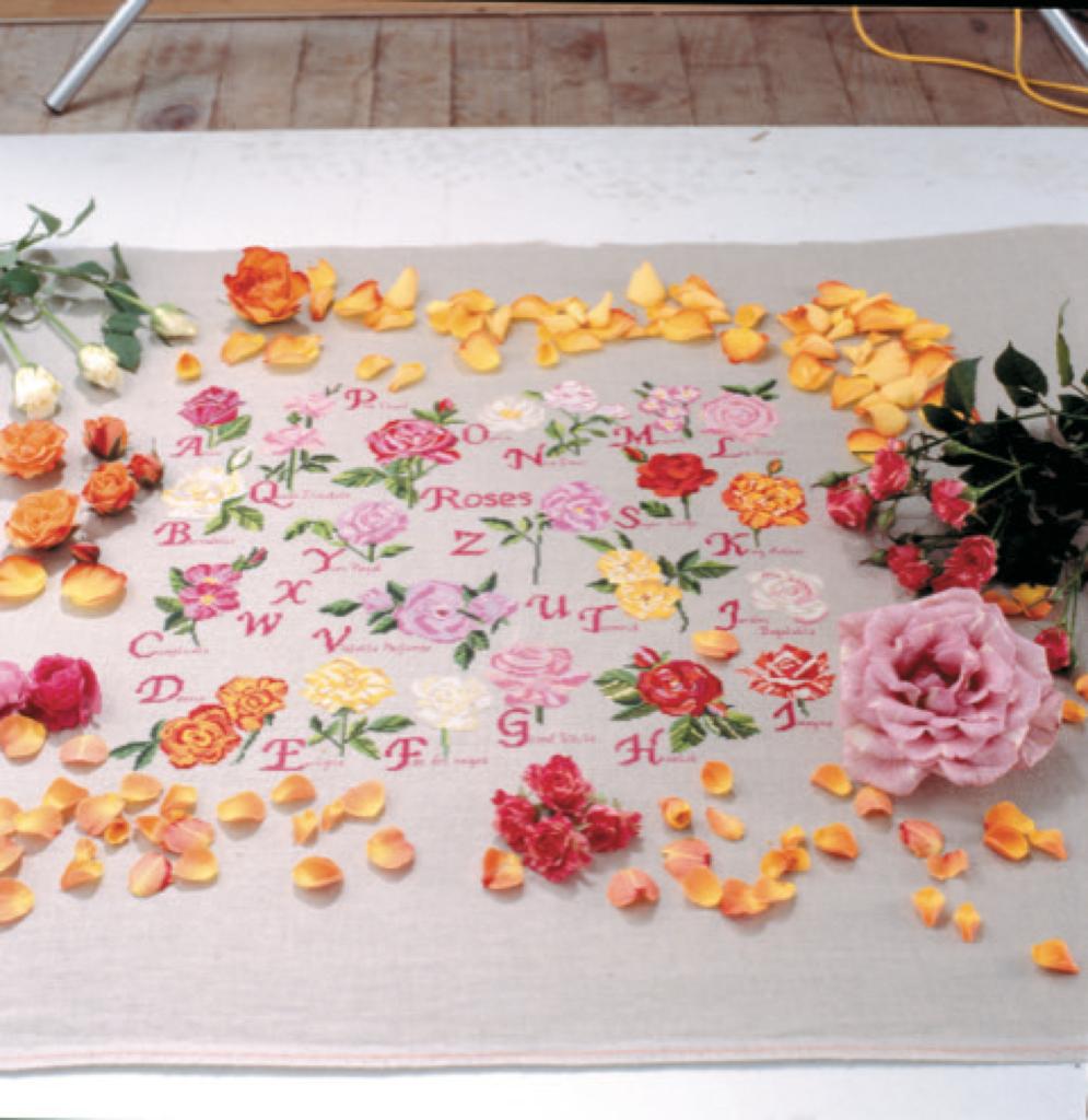 Mook broderie : plus de 15 projets floraux exclusifs au point de croix. Coussins, nappes, cartes et accessoires inspirés du langage des fleurs.