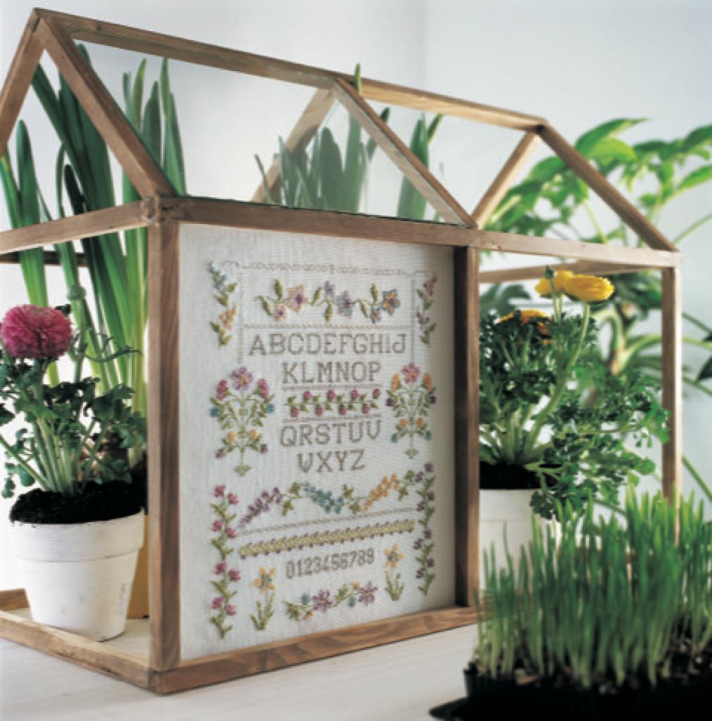 Mook broderie : plus de 15 projets floraux exclusifs au point de croix. Coussins, nappes, cartes et accessoires inspirés du langage des fleurs.
