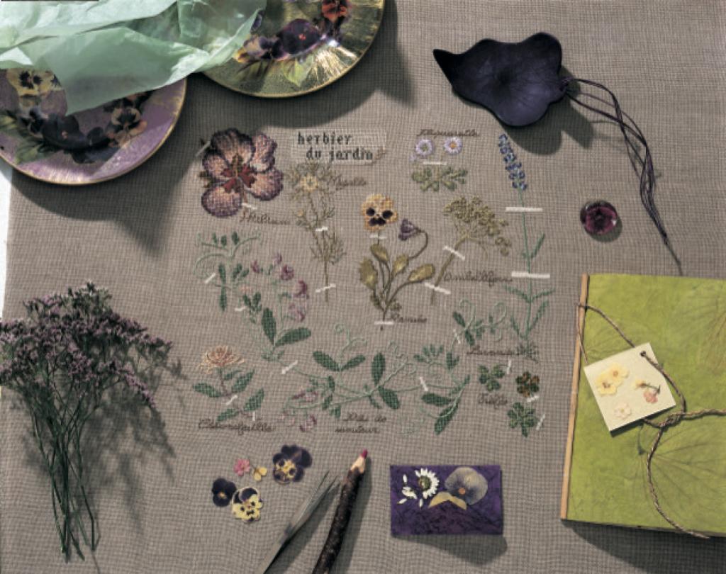 Mook broderie : plus de 15 projets floraux exclusifs au point de croix. Coussins, nappes, cartes et accessoires inspirés du langage des fleurs.