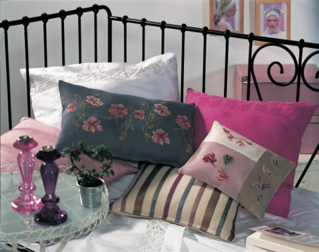 Mook broderie : plus de 15 projets floraux exclusifs au point de croix. Coussins, nappes, cartes et accessoires inspirés du langage des fleurs.