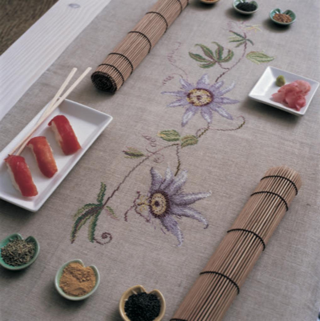 Mook broderie : plus de 15 projets floraux exclusifs au point de croix. Coussins, nappes, cartes et accessoires inspirés du langage des fleurs.