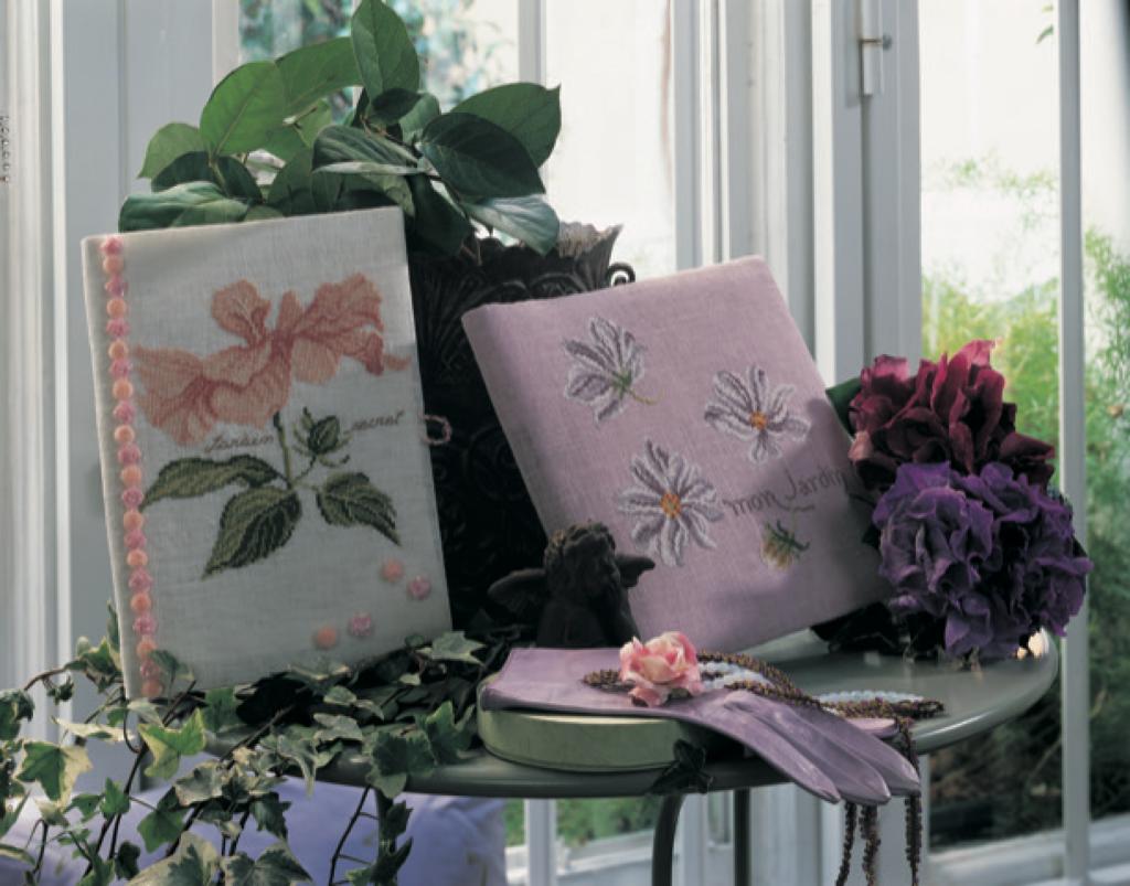 Mook broderie : plus de 15 projets floraux exclusifs au point de croix. Coussins, nappes, cartes et accessoires inspirés du langage des fleurs.
