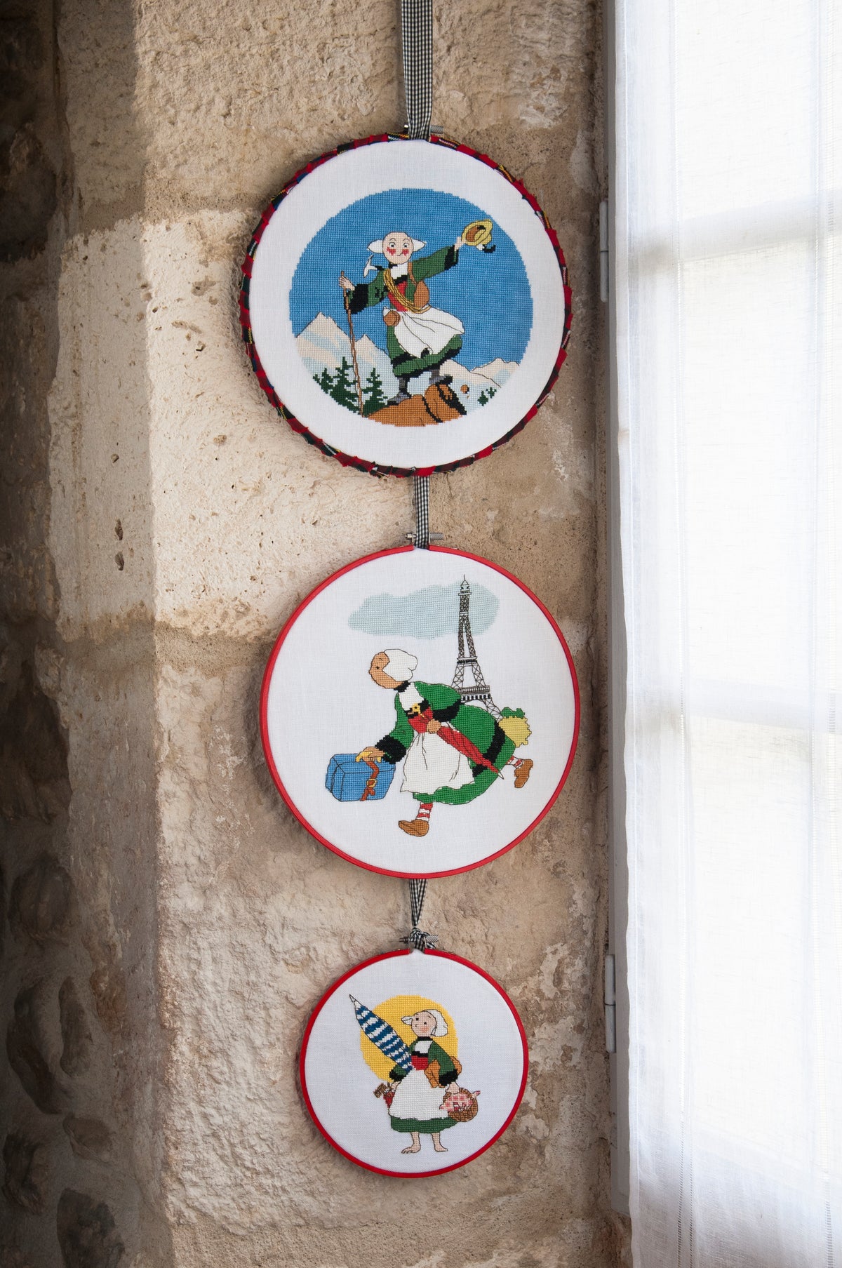 Mook point de croix : 20 grilles inspirées de Bécassine, icône du patrimoine français — objets pleins de charme désuet et de tendresse à broder.