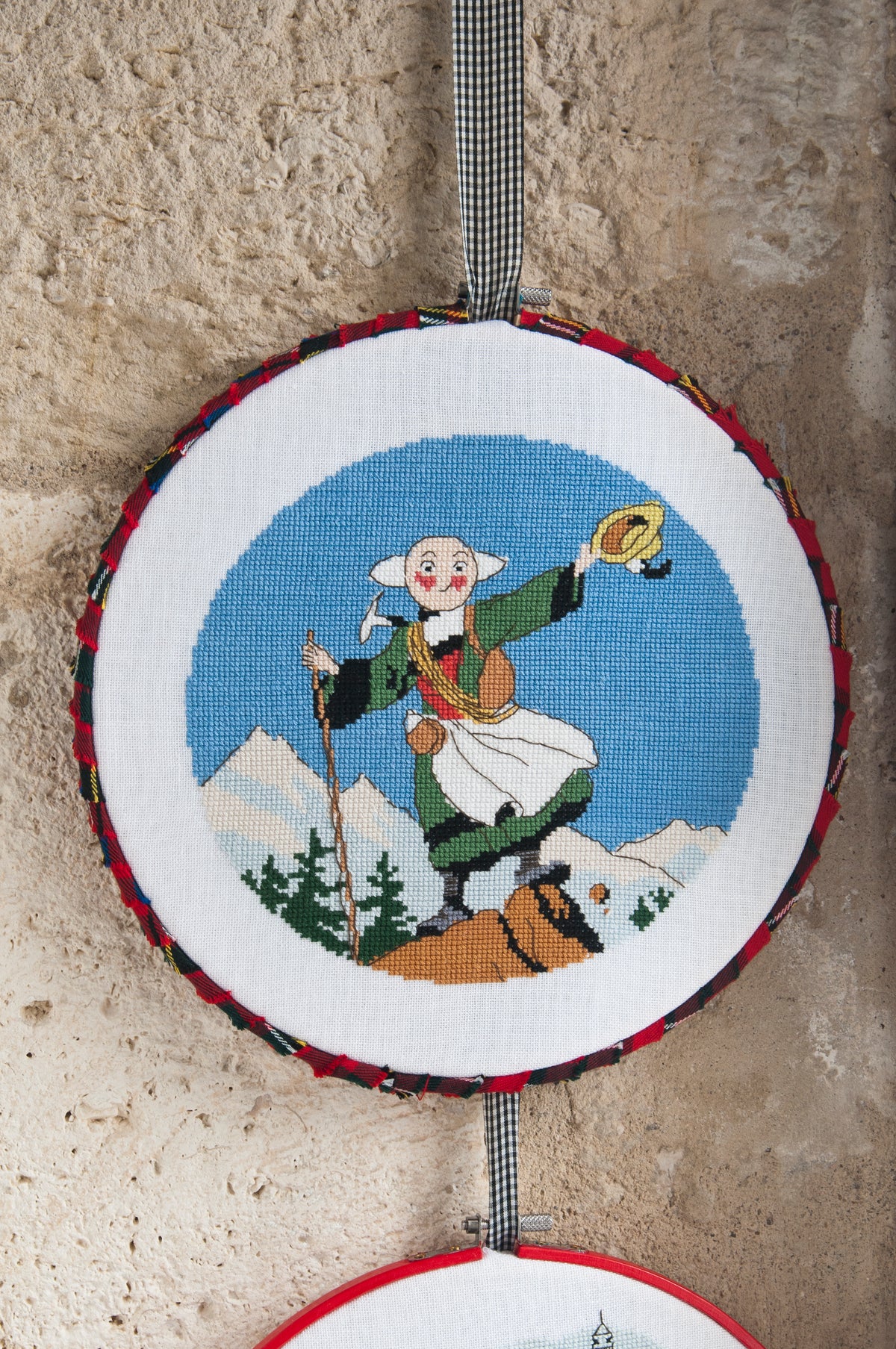 Mook point de croix : 20 grilles inspirées de Bécassine, icône du patrimoine français — objets pleins de charme désuet et de tendresse à broder.
