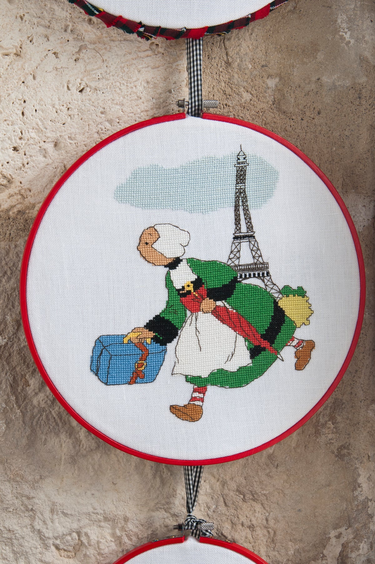 Mook point de croix : 20 grilles inspirées de Bécassine, icône du patrimoine français — objets pleins de charme désuet et de tendresse à broder.