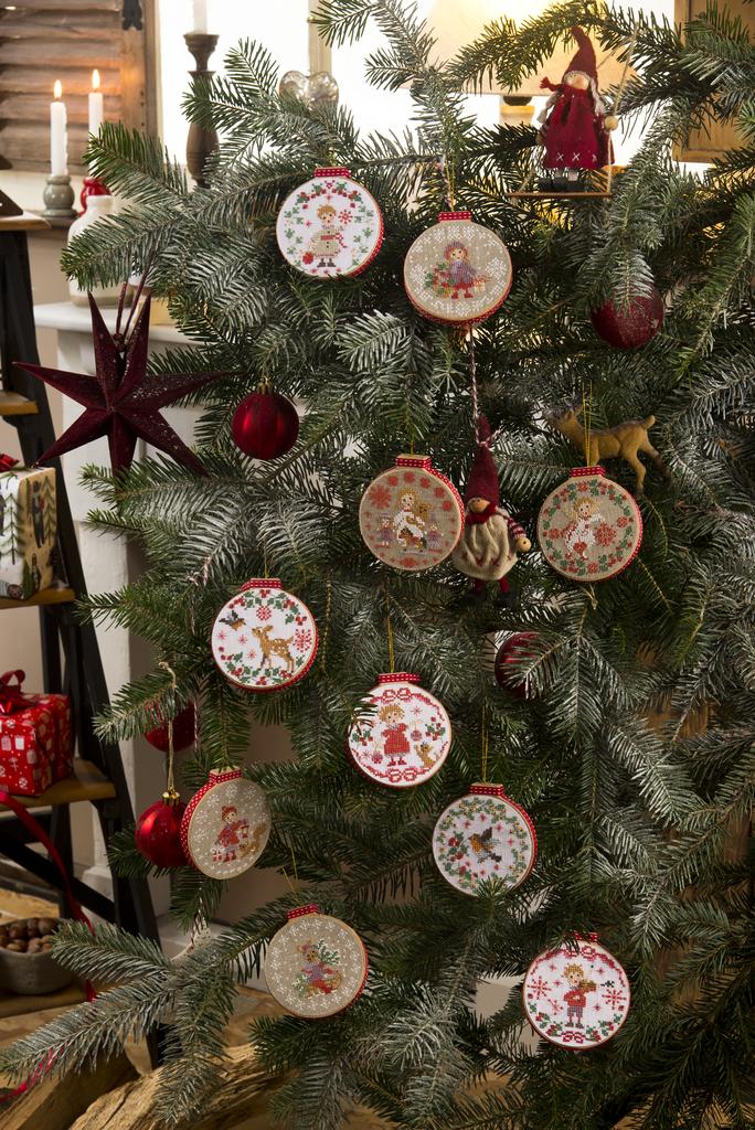 Lot de 5 boules de Noël plates en papier mâché (Ø8,5 cm) à broder au point de croix. Cordelette dorée incluse. Grille dans Création Point de Croix n°109.